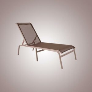 Espreguiçadeira Ibiza, estrutura de alumínio e acabamento em tela sling.